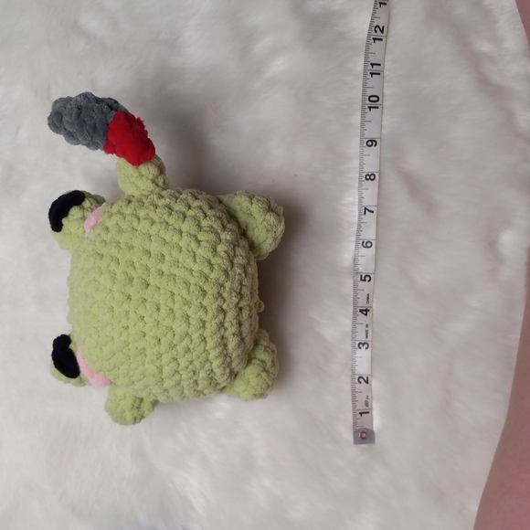 🆕 Handmade Crochet Lime Coloured Frog Holding a Knife - Picture 2 of 6